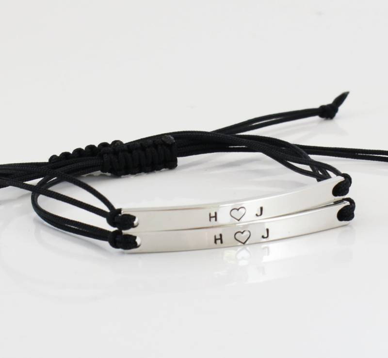 Personalisierte Edelstahl-Paar-Armband-Set Gravierte Bar, Verstellbare Schnur von PandiaJewelryDesign