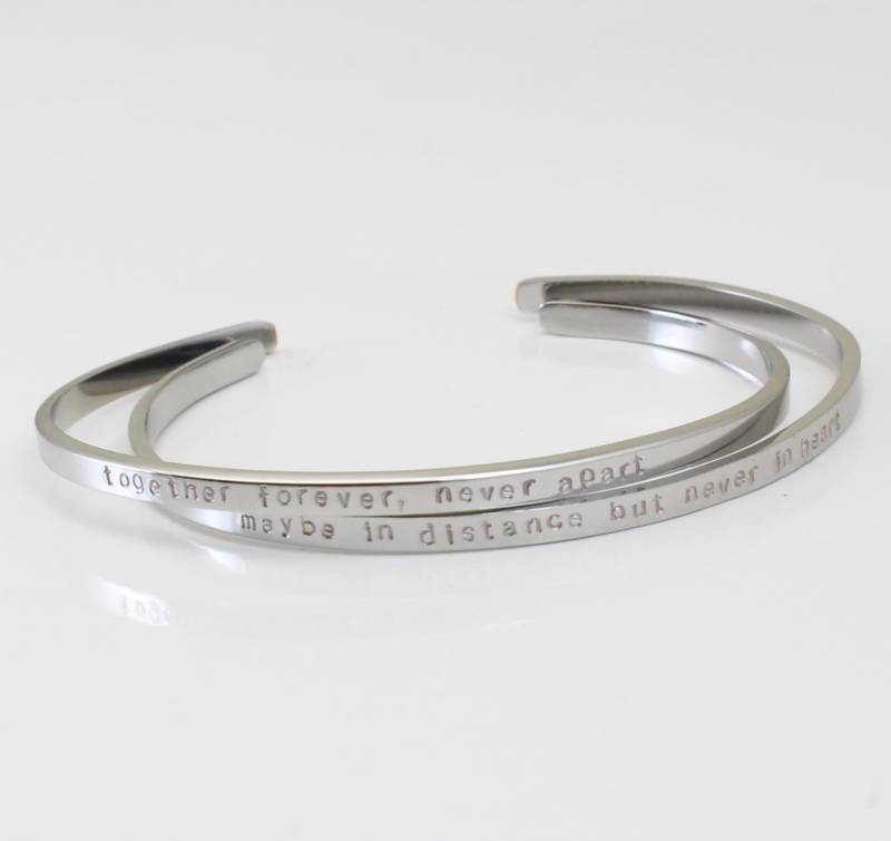 Personalisierte Paar Armbänder 18K Vergoldete Edelstahl Manschetten | 2Er Set von PandiaJewelryDesign