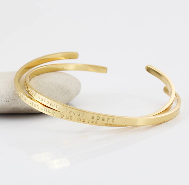 Personalisierte Paar Armbänder 18K Vergoldetes Messing, Graviertes Zweierset von PandiaJewelryDesign