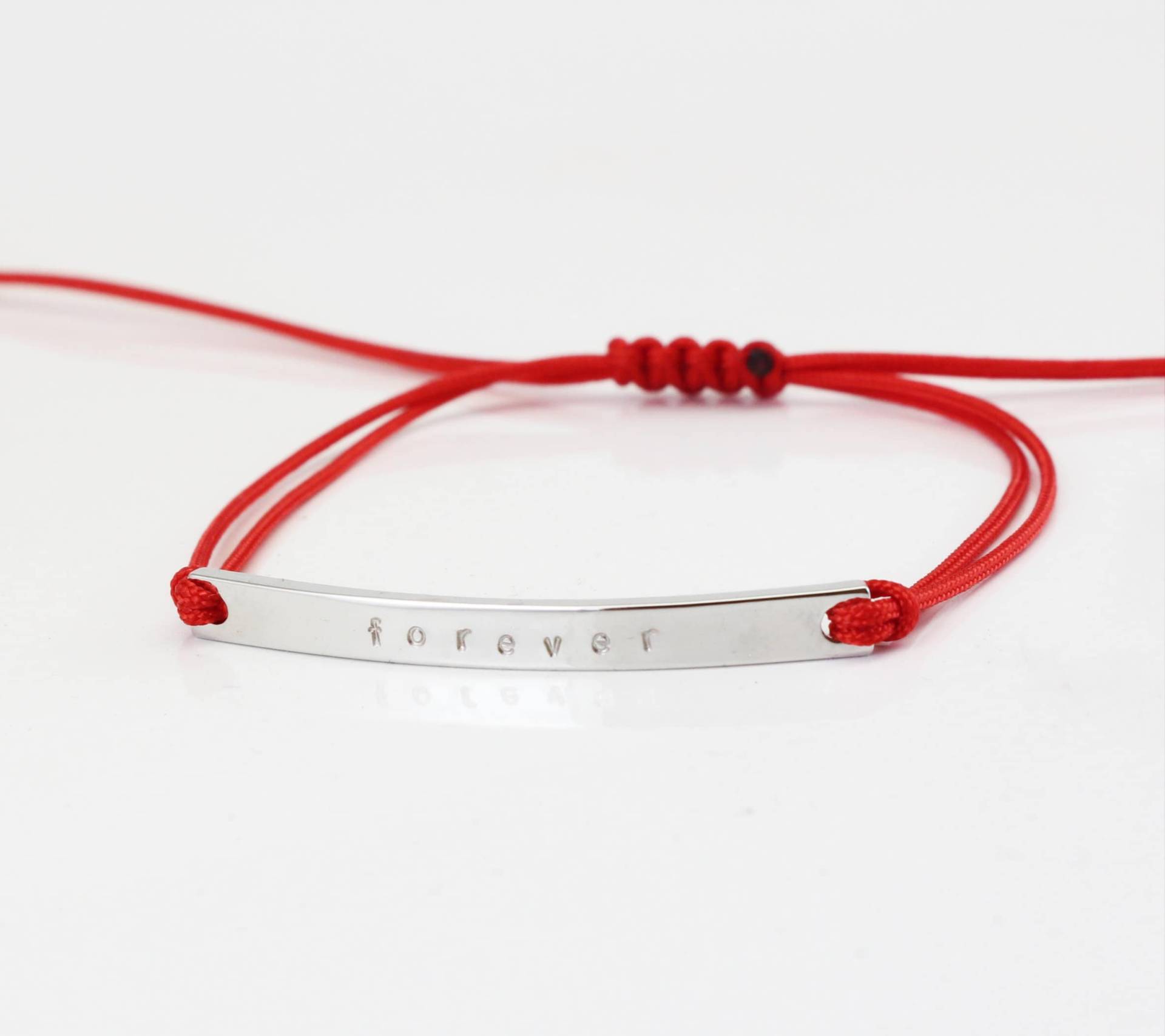 Personalisiertes Armband Mit Gravur - Rote Kordel, Personalisiertes Plättchen, Verstellbarer Knoten von PandiaJewelryDesign
