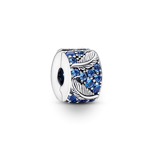 PANDORA Geschwungene Feder & Pavé-Clip aus Sterling-Silber mit Cubic Zirkonia in der Farbe Silber-Blau, PANDORA Moments Kollektion, 792552C01 PANDORA Geschwungene Feder & Pavé-Clip aus Sterling-Silber mit Cubic Zirkonia in der Farbe Silber-Blau, PANDORA Moments Kollektion, 792552C01 von PANDORA