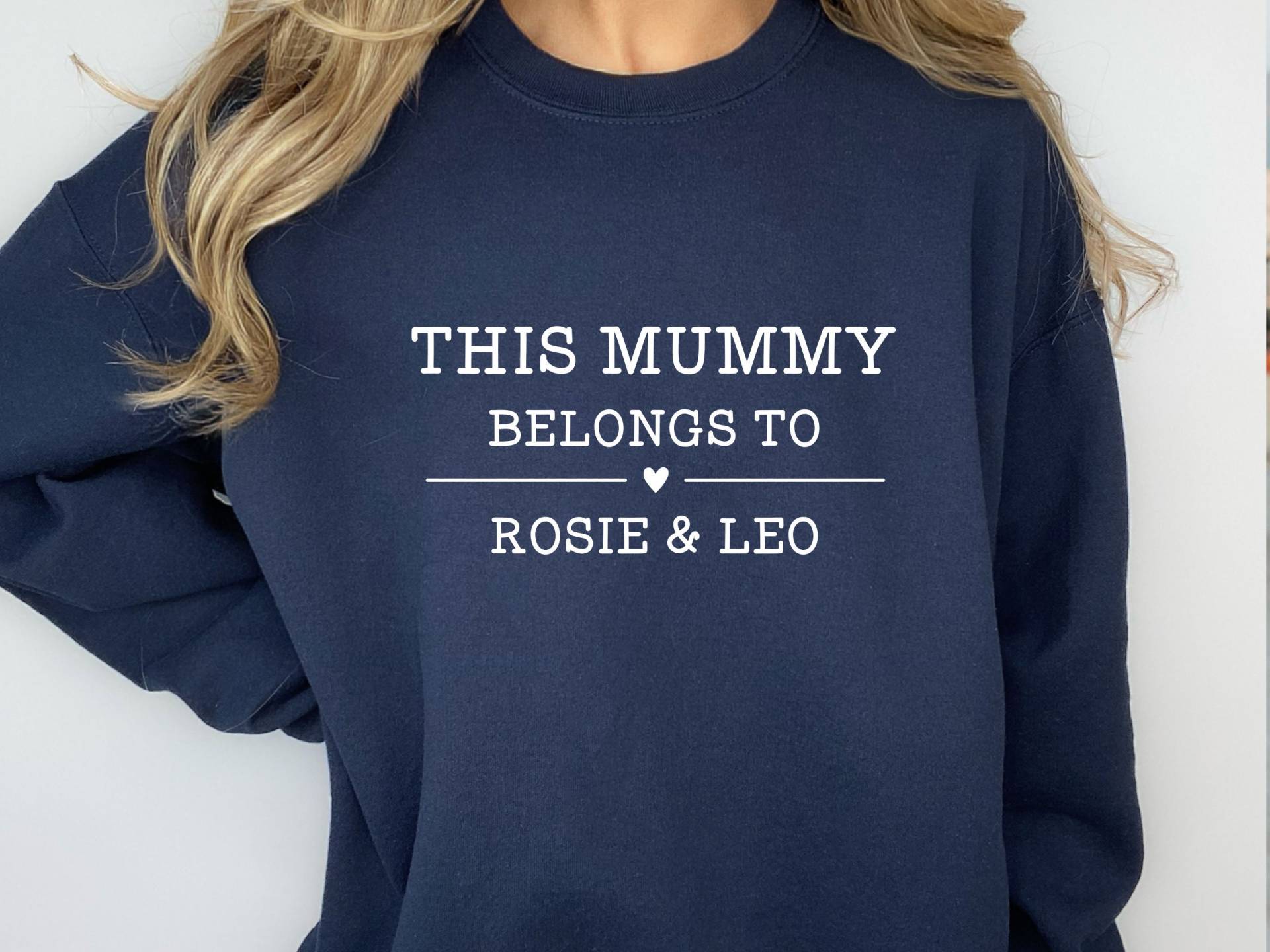 Benutzerdefinierte Mama Sweatshirt, Diese Mumie Gehört, Pullover, Mama, Geschenk Zu Sein, Niedlicher Muttertagsgeschenk, Neue Top von PandoreaBoutique