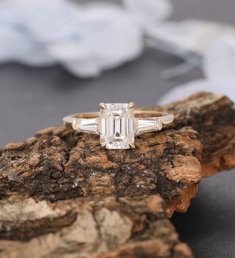 1-3Ct Moissanite Verlobungsring Smaragdschliff 18K Gold, Vintage 3 Steine Diamant Versprechen Hochzeit Brautring, Versprechensring von PandridDesign
