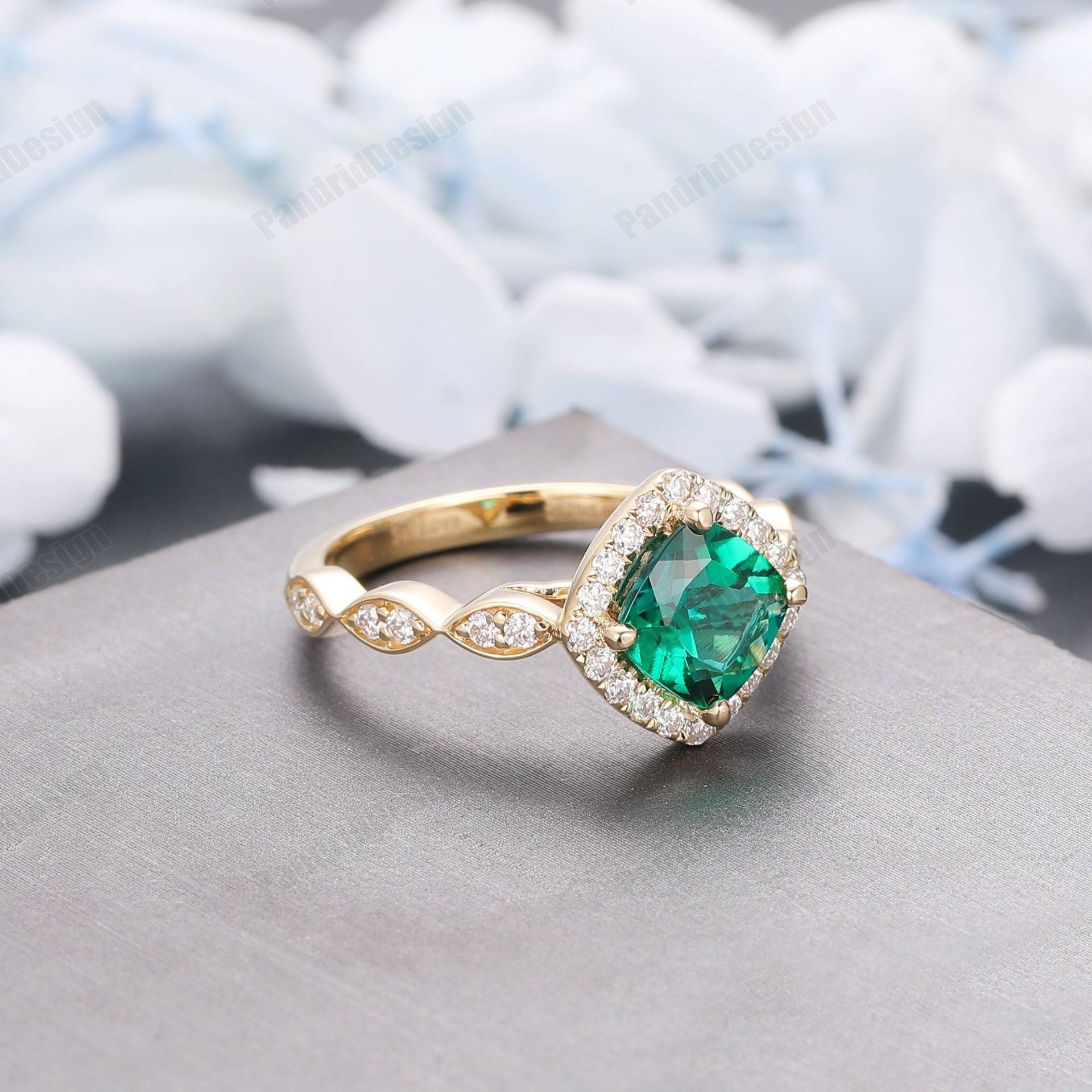7mm Kissenschliff Grüner Smaragd Ehering Solid Gold Ring, Halo Damen Vintage Verlobungsring, Edelstein Ring von PandridDesign