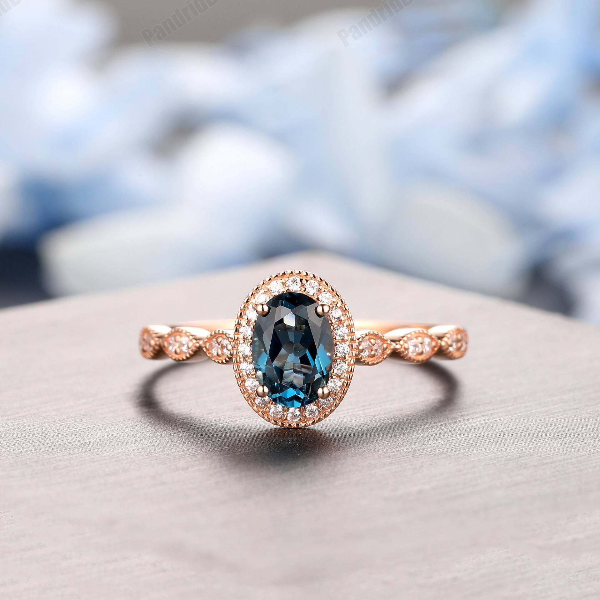Akzente Birthstone Frauen Ring, 5 X 7 Mm 1Ct Oval Cut Natürliche London Blau Topas Verlobungsring, Solid 14K 18K Rose Gold Ring von PandridDesign