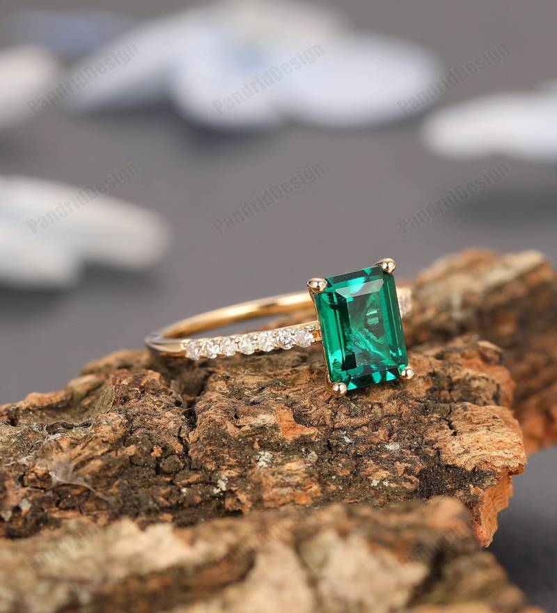 Edelstein-Ring, 6 X 8 Mm Smaragd Cut Lab Erstellt Ring, Solid 14K Goldring, Verlobungsring, Halbe Eternity Hochzeit Set Ring von PandridDesign