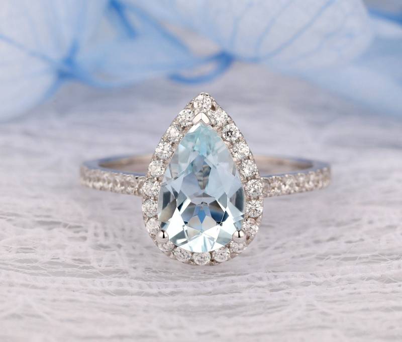 Edelsteinringe Für Frauen, 6 X 9 Mm Aquamarinring Im Pear Cut, 14K Weißgold Versprechensring, Halo Simulierter Diamant Damenring, Birthstone Ring von PandridDesign