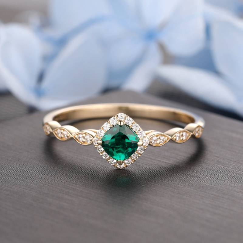 Halo 5 Mm Kissenschliff Grün Smaragd Versprechen Ring, Pflastern Moissanite Schmuck Halbe Ewigkeit Verlobungsring Solid Gold Ring Geschenk von PandridDesign