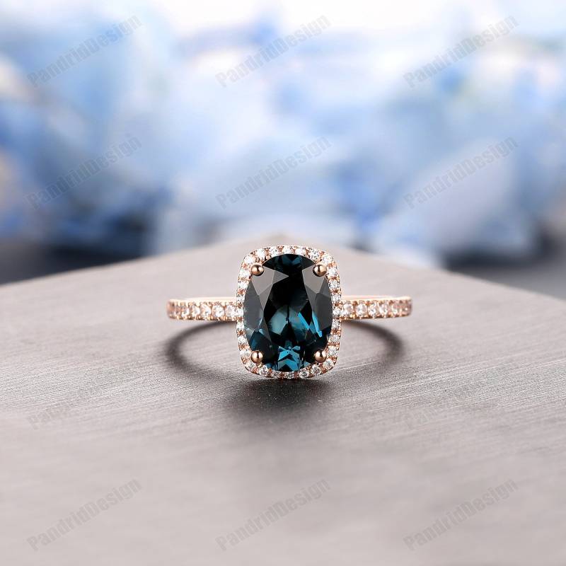 Halo 6 X 8 Mm Oval Cut Natürliche London Blau Topas Ring, Halbe Ewigkeit Verlobungsring, Solid Rose Gold Antike Birthstone Edelstein Ring von PandridDesign