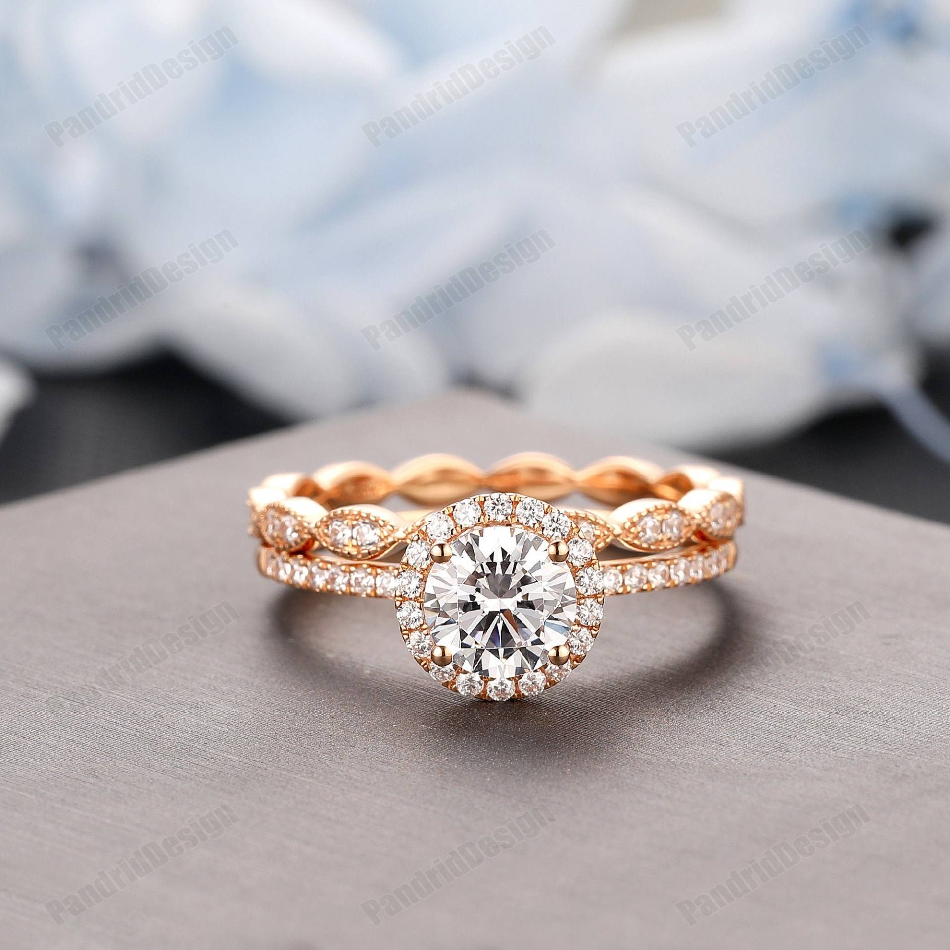 Halo Stil Moissanit Braut Set 18K Roségold, Damen Ring Set, Art Deco 6, 5mm Rundschliff Simuliert Diamant Hochzeit von PandridDesign