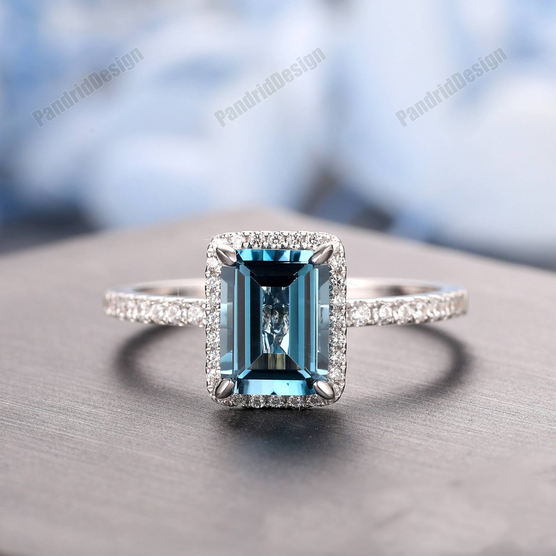 Jubiläumsring, 6 X 8 Mm Smaragdschliff Natürlicher London Blauer Topas Ring, 14K Solid Gold 2 Karat Handgefertigter Benutzerdefinierter Ehering von PandridDesign