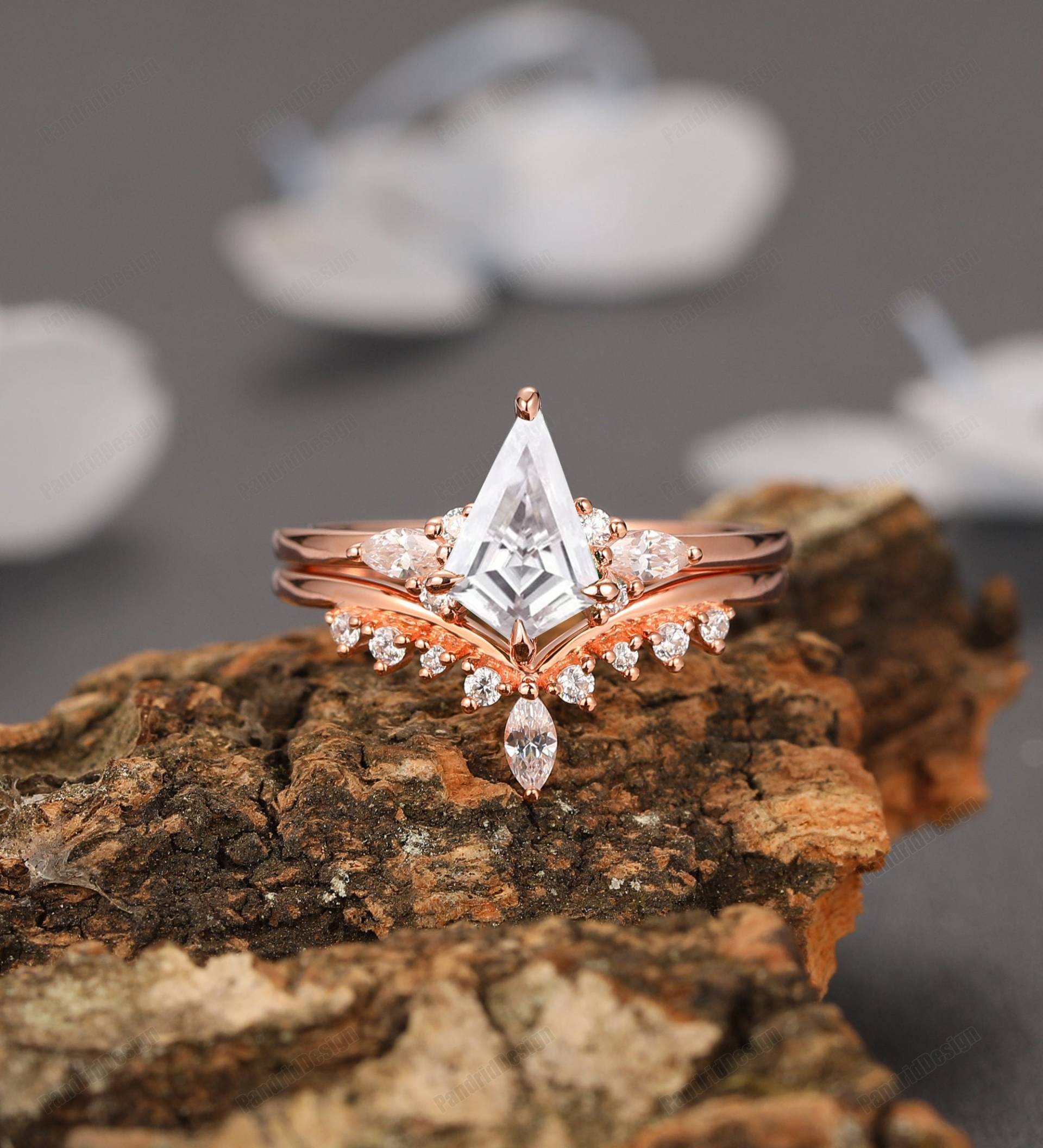 Kite Cut Verlobungsringe Set Rose Gold, 6x9mm Drachen Form Moissanite Ring Set, Art Deco Lab Gewachsen Diamant Für Frauen Schmuck von PandridDesign