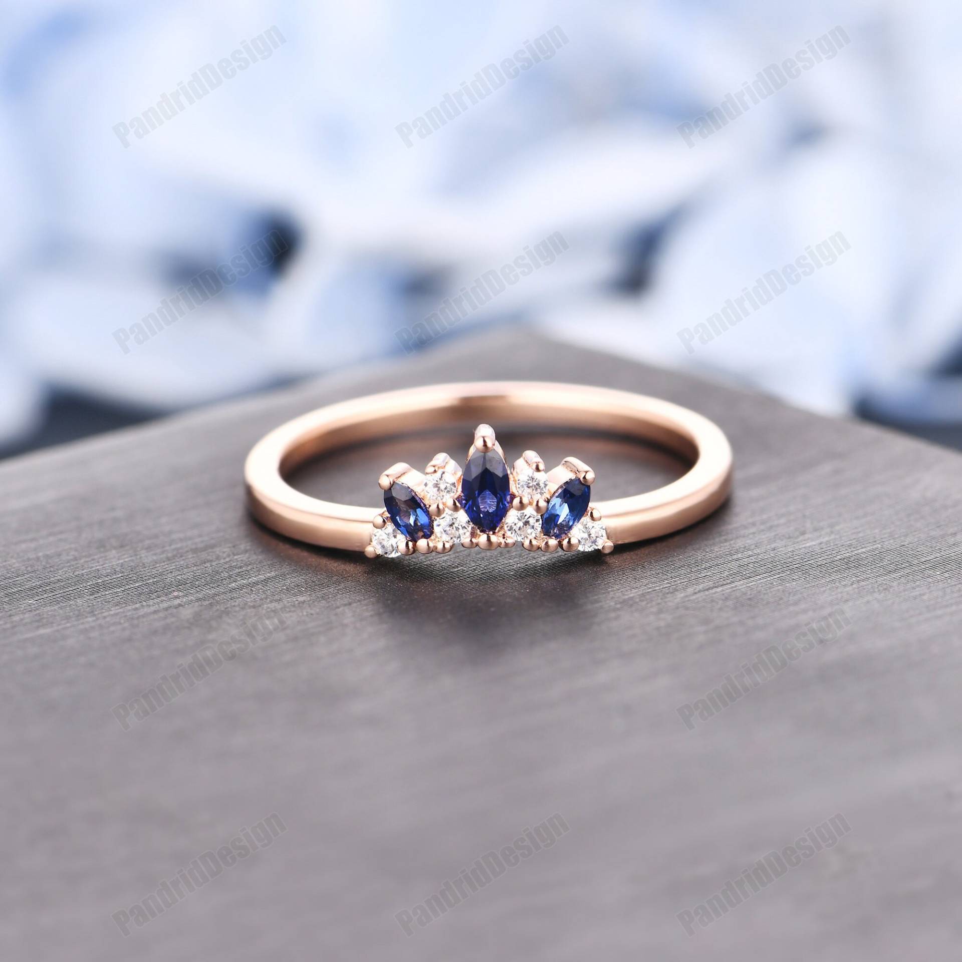 Saphir Ring, Tiara Ehering, Verlobungsring, Damen 14K Roségold Stapelring, Vintage Blau Edelstein Ring Enhancer von PandridDesign