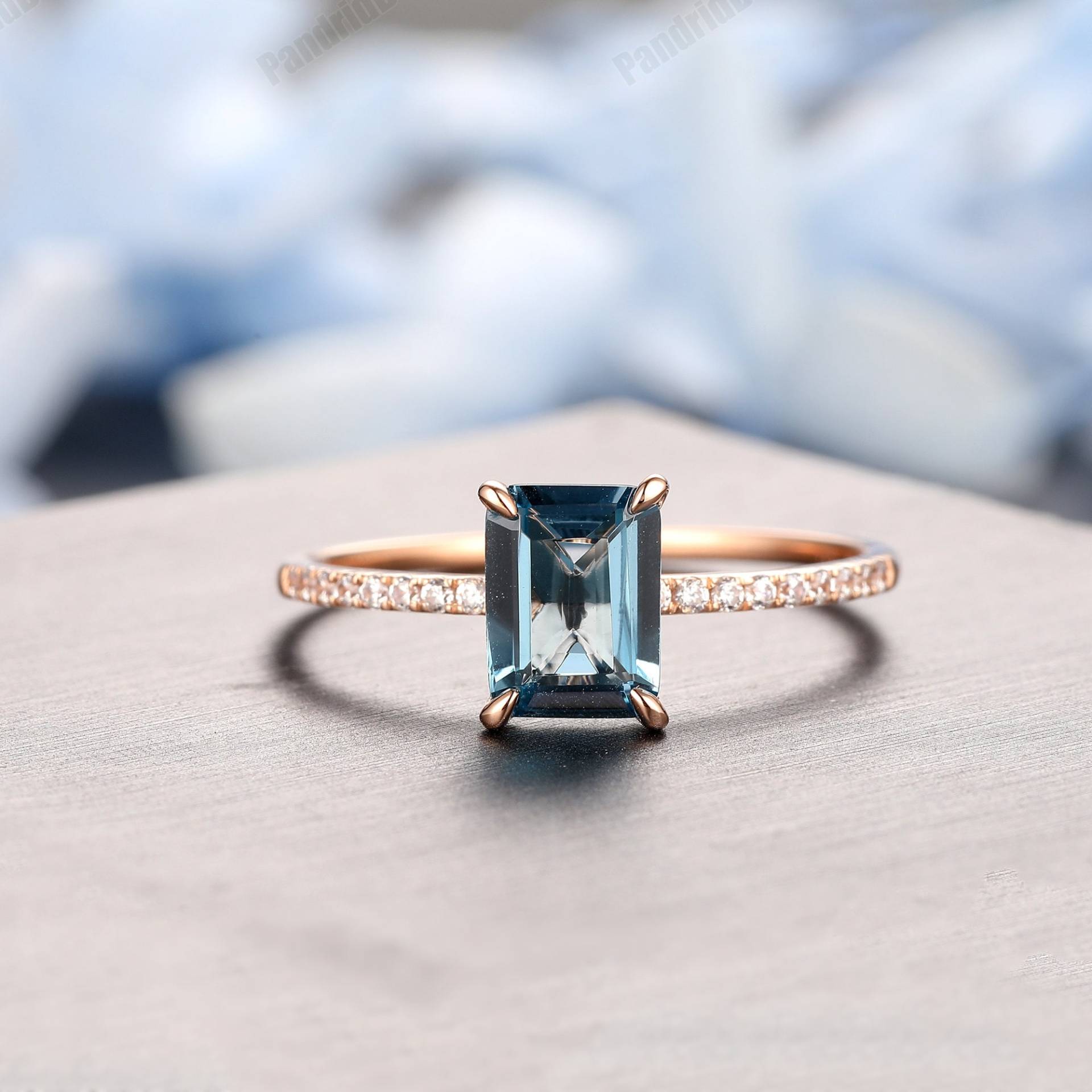 Topas Verlobungsring Ehering 6 X 8 Mm Natürlicher Blauer Smaragdschliff Ring, Prong Set 14K 18K Goldring Halb Eternity Geburtsstein Ring von PandridDesign