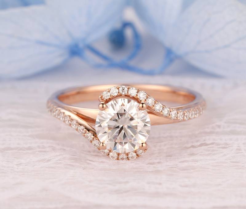 Twist Band Moissanite Birdal Ring, Rundschliff 6, 5 Mm Simulierter Diamantring, Pave Set Verlobungsring, Ehering 14K Rose Gold Versprechensring von PandridDesign