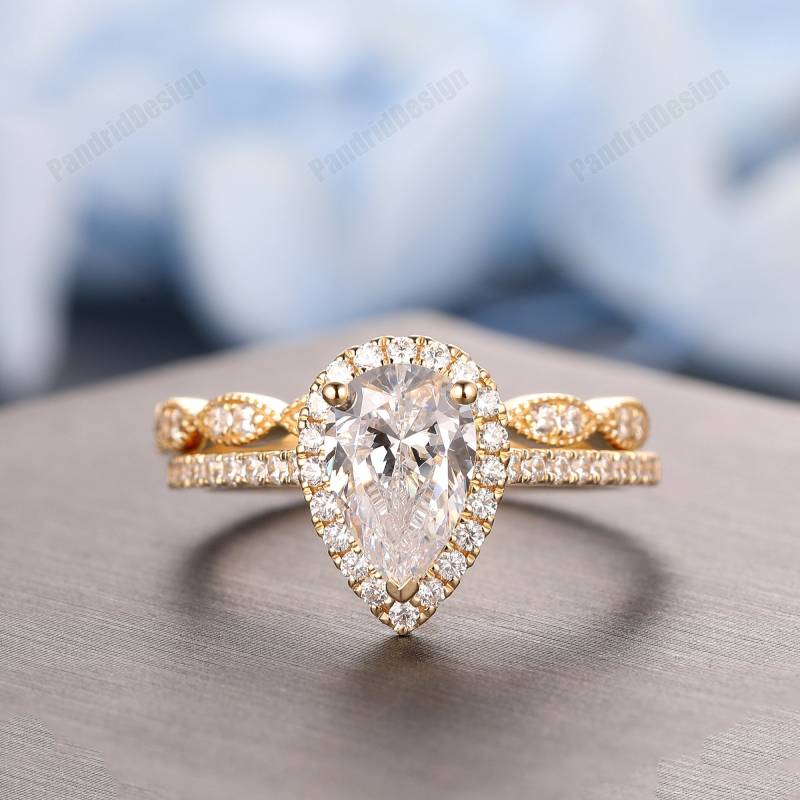 Vintage Frauen Moissanite Ehering, Birnenschliff 6 X 9 Mm Simulierter Diamantring, Pave Ring, 14K Solid Gold Versprechensring von PandridDesign