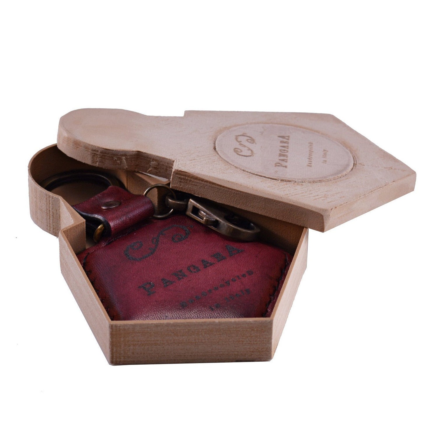 Burgunderroter Leder-Schlüsselanhänger Aus Recyceltem Fußball Burgunderroter Leder-Schlüsselanhänger Aus Recyceltem Fußball von PangaeAccessorieS