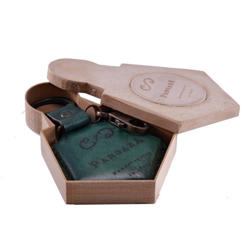 Grüner Leder-Schlüsselanhänger Aus Recyceltem Fußball Grüner Leder-Schlüsselanhänger Aus Recyceltem Fußball von PangaeAccessorieS