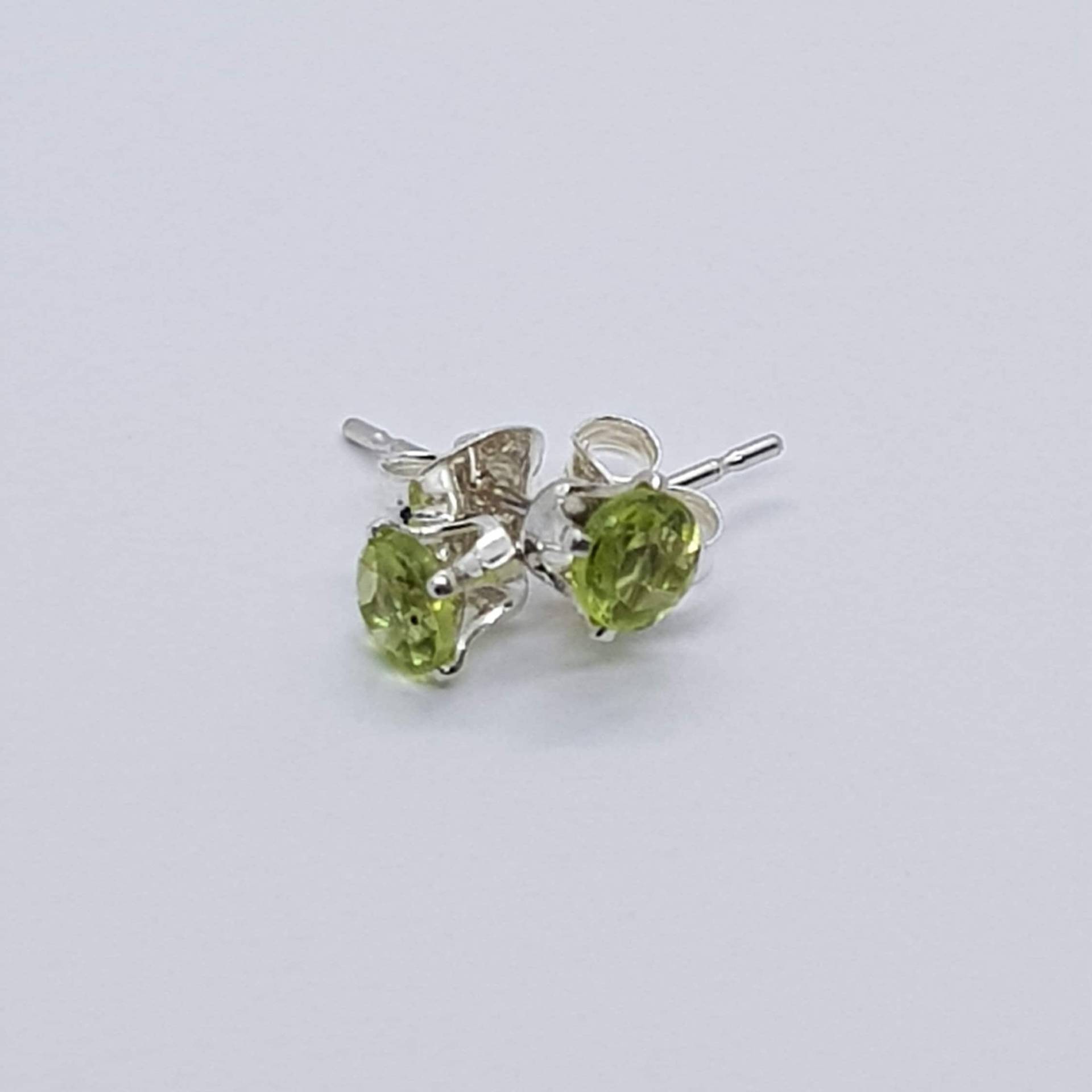 Runde Facettierte Sterling Silber Peridot Ohrstecker Runde Facettierte Sterling Silber Peridot Ohrstecker von PangolinCreations