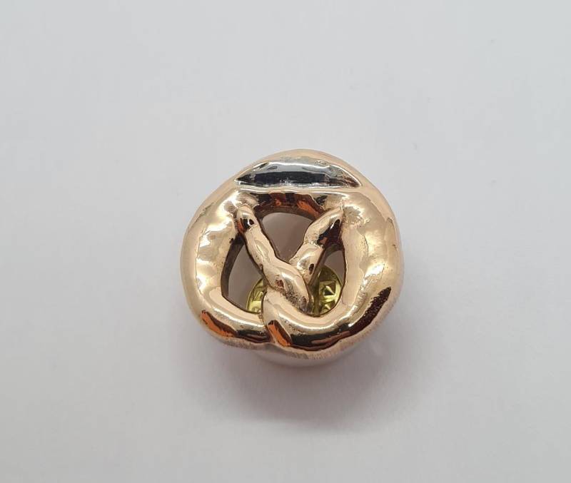 Brezel Anstecknadel 24 Karat Vergoldet| Handgemacht Metallisch | Schmetterlingsverschluss Ein Echter Hingucker ; von Pangun