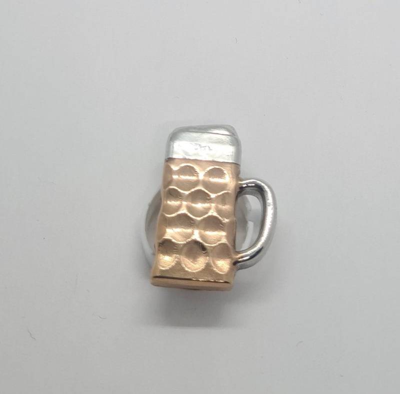 Maßkrug Ansteckpin 24 Karat Teilvergoldet | Handgemacht Metallisch Schmetterlingsverschluss von Pangun