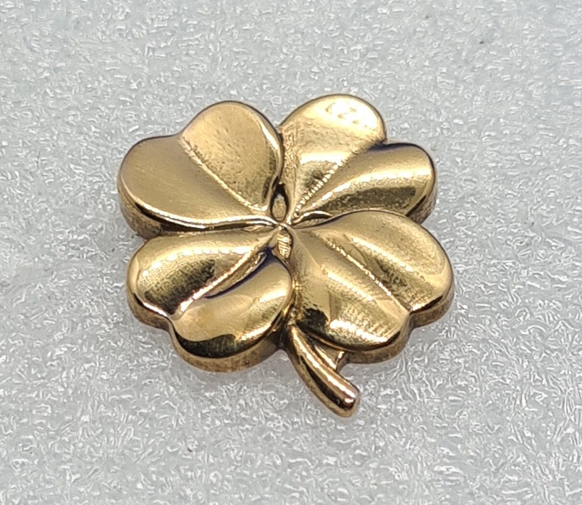 Relief Vierblättriges Kleeblatt Anstecknadel | Handgemacht Metallisch, Schmetterlingsverschluss von Pangun