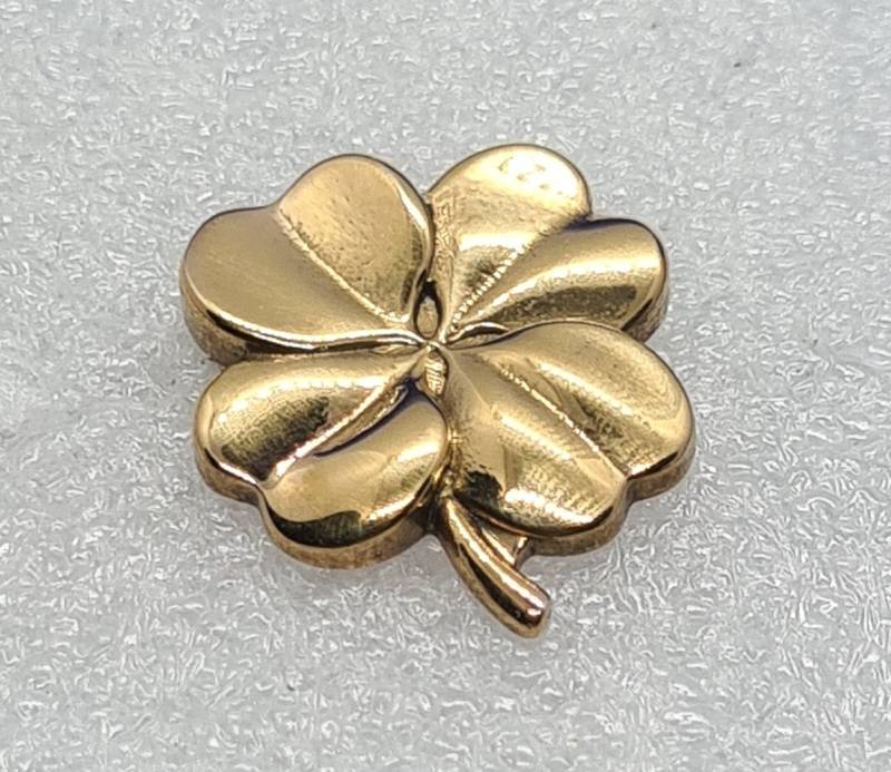 Relief Vierblättriges Kleeblatt Anstecknadel | Handgemacht Metallisch, Schmetterlingsverschluss von Pangun