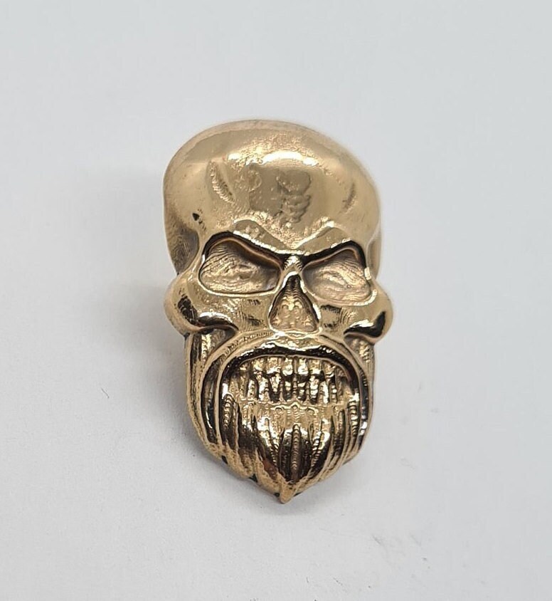 Totenkopf, Gothic Anstecknadel | Zinn 24 Karat Vergoldet Handgefertigt Metallisch Schmetterlingsverschluss von Pangun