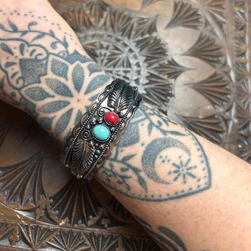 Silberner Armreif Edelstein Türkis Ornamente Federn Größenverstellbar von PanicQueenCreation