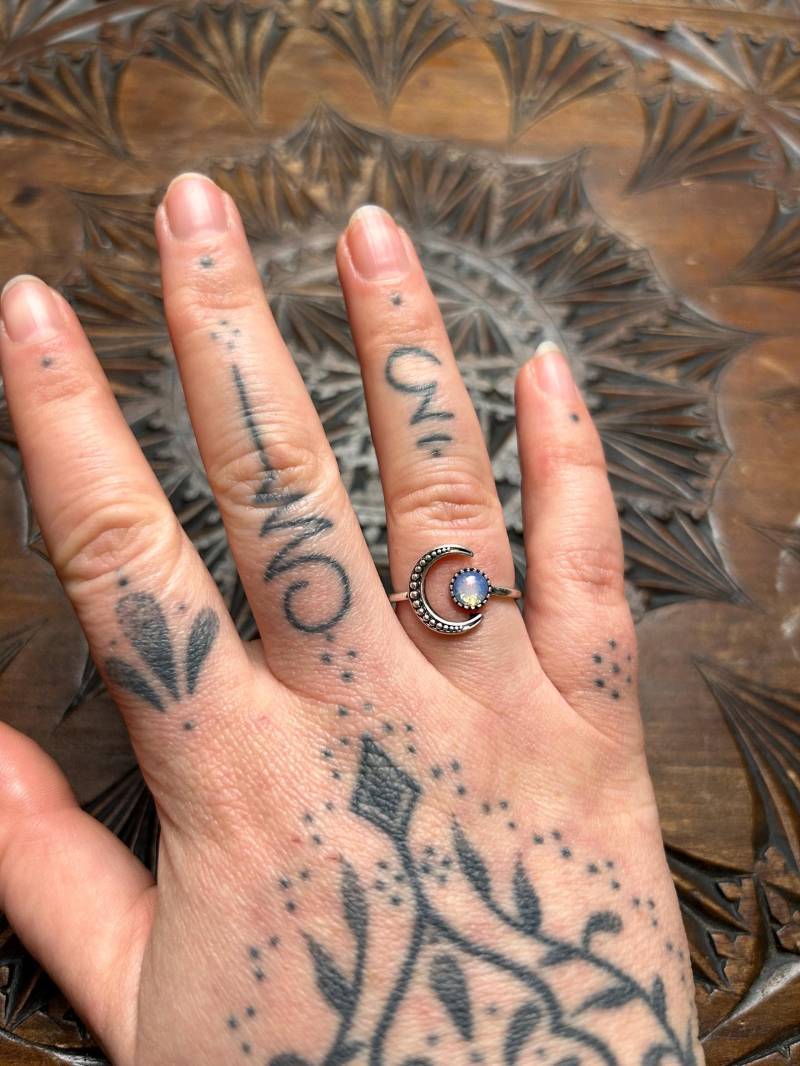 Spiritueller Silberfarbener Ring Mit Mond Und Mondstein von PanicQueenCreation
