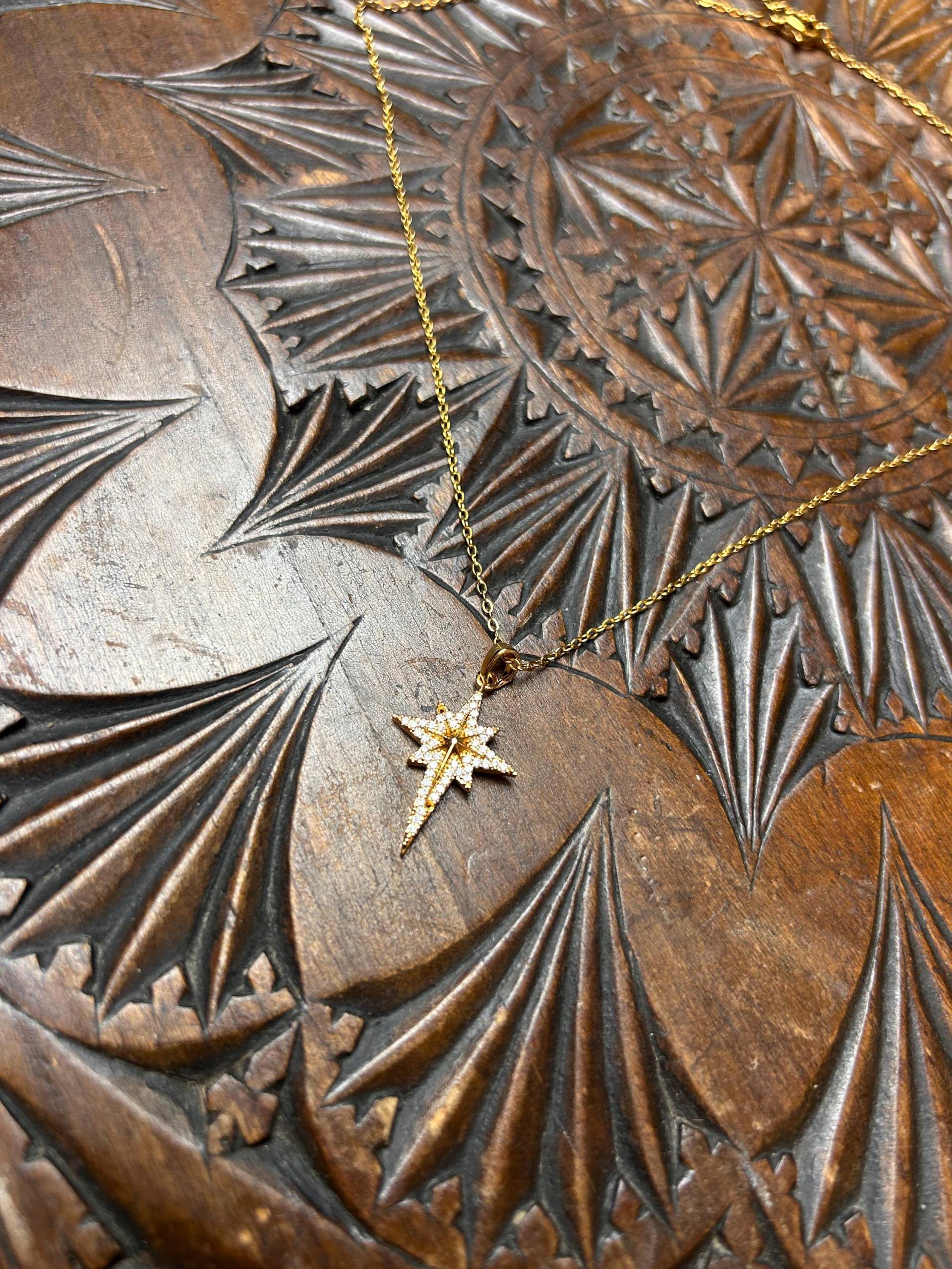 Vergoldete Edelstahl-Halskette Mit Funkelndem Sternanhänger Polaris-Stern Design von PanicQueenCreation