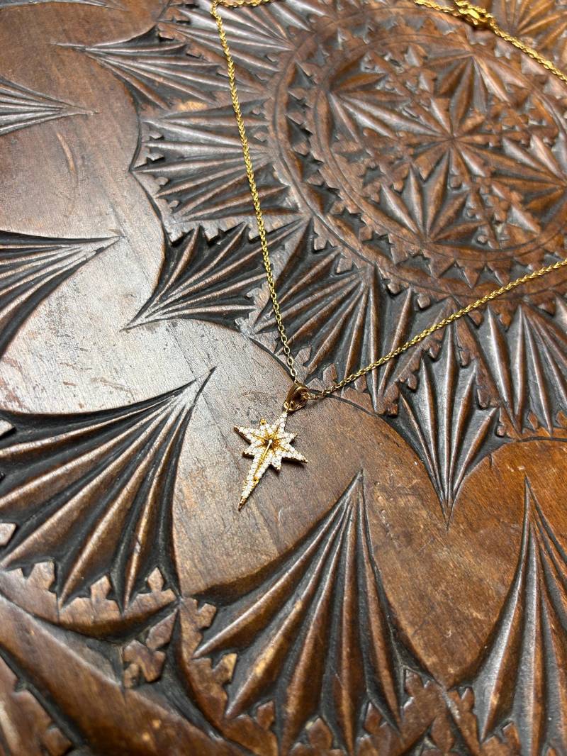 Vergoldete Edelstahl-Halskette Mit Funkelndem Sternanhänger Polaris-Stern Design von PanicQueenCreation