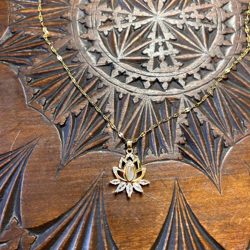 Vergoldete Lotuskette Mit Glitzersteinen von PanicQueenCreation