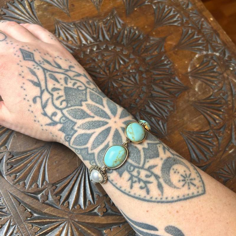 Vergoldetes Armband Mit Edelstein Türkis Und Perlmutt Größenverstellbar von PanicQueenCreation