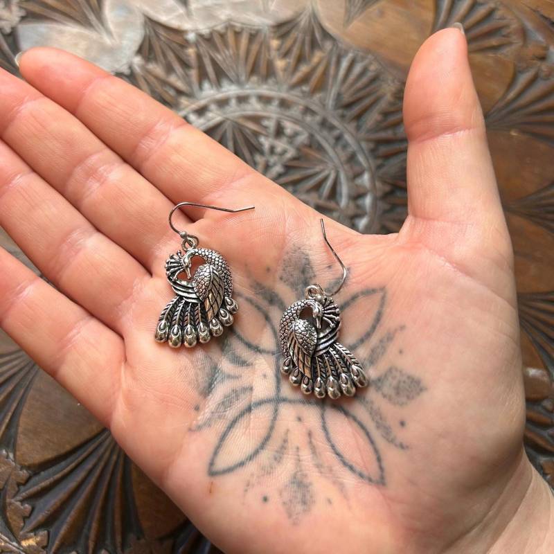 Wunderschöne Silberfarbene Pfau Ohrhänger Wunderschöne Silberfarbene Pfau Ohrhänger von PanicQueenCreation