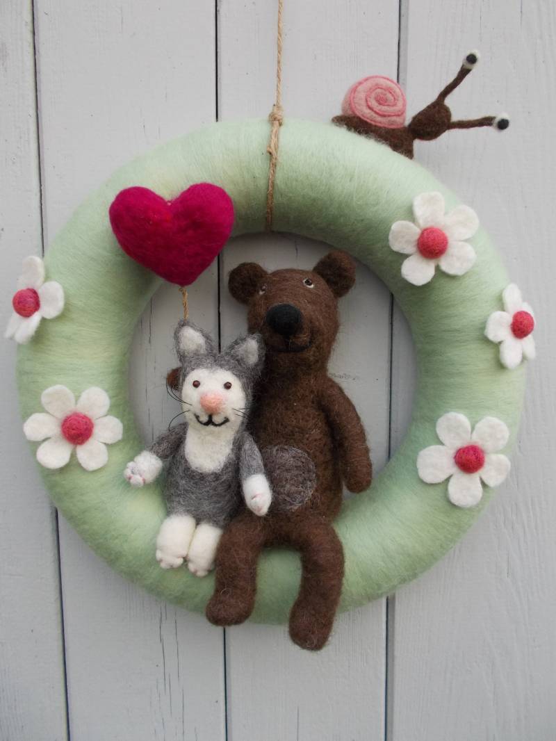 Handgefilzter Türkranz Mit Bär & Katze, Blumen, Herz Und Schnecke von PanniBerlin