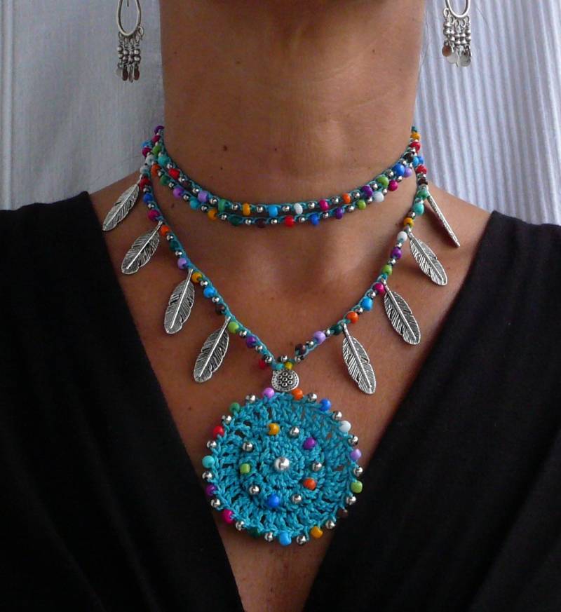 Mandala Häkelkette in Türkis Boho Perlenschmuck Mit Silbernen Federn von PanoParaTanto