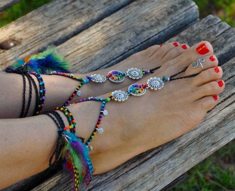 Regenbogen Mandala Barfuß Sandalen Häkeln Perlen Feder Fuß Schmuck von PanoParaTanto