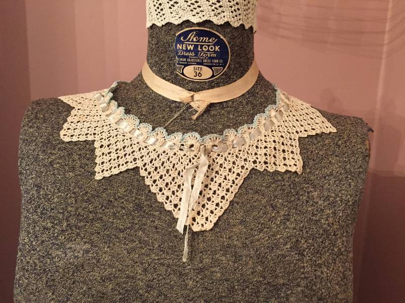 Vintage Gehäkelter Spitzenkragen Mit Blauem Band Für Upcycling Nähprojekte von PantryandPetticoats
