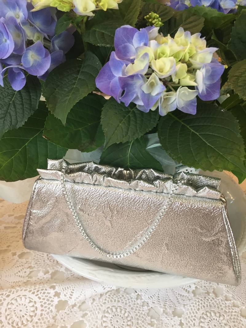 Vintage Silberne Abendtasche Mit Kettengriff, Die Sich in Eine Clutch Verwandeln Lässt 1960Er Jahre Mod-Modetasche von PantryandPetticoats