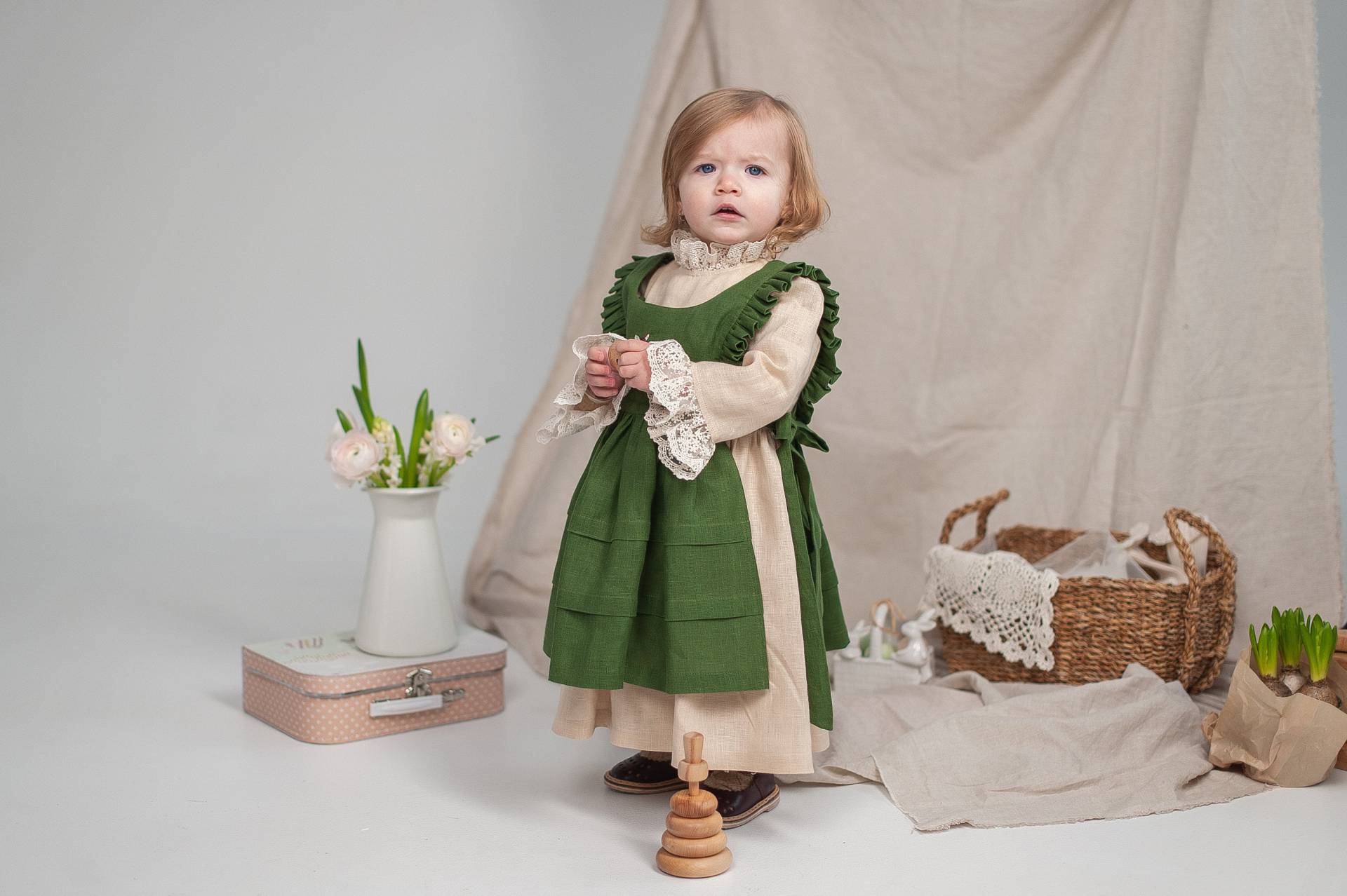 Leinen Vintage Osterkleid Mit Besticktem Reh Für Baby Mädchen Und Kleinkind, Ethno Geburtstag Set Aus Schürze Sonnenkleid von PapaPandaFamily