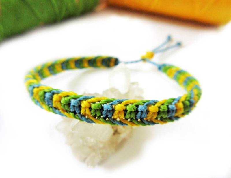 Blau Apfel Grün & Gelb Freundschafts Armband/Boho/Armband Handgemacht/Geflochten Mit Wachsschnur Und Makramee Knoten. Verstellbarer Schiebeknoten Blau Apfel Grün & Gelb Freundschafts Armband/Boho/Armband Handgemacht/Geflochten Mit Wachsschnur Und Makramee Knoten. Verstellbarer Schiebeknoten von PapachoCreations