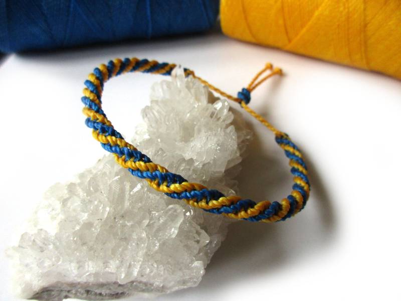 Blau & Gelb Freundschafts Armband/Boho/Armband Handgemacht/Gewebt/Geflochten Mit Wachsschnur. Verstellbarer Schiebeknoten. Réf.fpjaubleu Blau & Gelb Freundschafts Armband/Boho/Armband Handgemacht/Gewebt/Geflochten Mit Wachsschnur. Verstellbarer Schiebeknoten. Réf.fpjaubleu von PapachoCreations