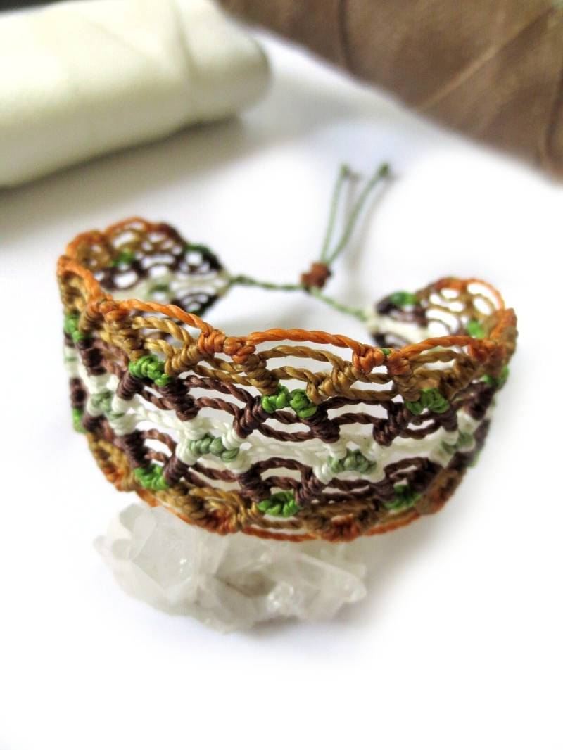 Braun Grün & Weiß Makramee Freundschaftsarmband Handgemachtes Armband. Wasserdicht Unisex Und Einstellbar Braun Grün & Weiß Makramee Freundschaftsarmband Handgemachtes Armband. Wasserdicht Unisex Und Einstellbar von PapachoCreations