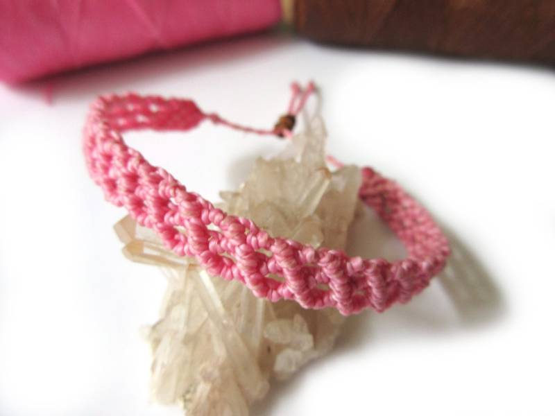 Candy Pink Makramee Freundschaft Boho Armband Handgemacht Mit Gewachsten Fäden. Wasserdicht Unisex Und Verstellbar von PapachoCreations