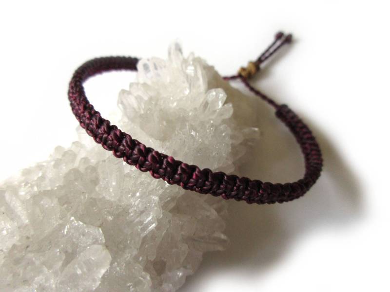 Dunkellila Freundschafts Armband | Handmade Flacher Stil Geflochten Mit Wachsschnüren Und Makrameeknoten Verstellbar Réf.pp632 von PapachoCreations