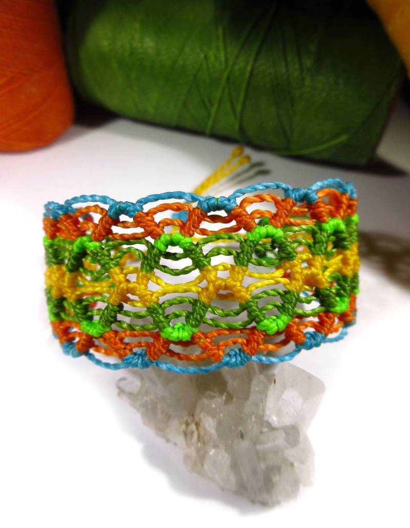Gelb Grün Orange & Blau Makramee Freundschaft Boho Armband Handgemacht Mit Gewachsten Fäden. Wasserdicht Unisex Und Verstellbar Gelb Grün Orange & Blau Makramee Freundschaft Boho Armband Handgemacht Mit Gewachsten Fäden. Wasserdicht Unisex Und Verstellbar von PapachoCreations