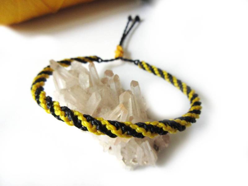 Gelb & Schwarz Freundschafts Armband/Boho/Surf Armband Handgemacht/Gewebt/Geflochten Mit Wachsschnur Und Makramee Knoten. Mit Schiebeknoten Gelb & Schwarz Freundschafts Armband/Boho/Surf Armband Handgemacht/Gewebt/Geflochten Mit Wachsschnur Und Makramee Knoten. Mit Schiebeknoten von PapachoCreations
