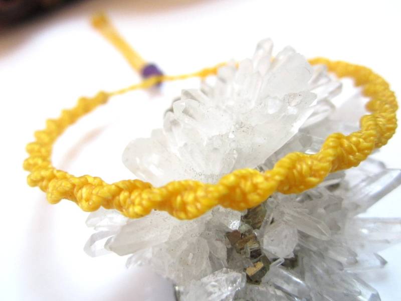 Gelbe Freundschaft Armband/Spiral Armband Handgefertigt/Geflochten Mit Wachsschnur Und Makrameknoten. Verstellbare Schiebeknoten. Réf.ps274 Gelbe Freundschaft Armband/Spiral Armband Handgefertigt/Geflochten Mit Wachsschnur Und Makrameknoten. Verstellbare Schiebeknoten. Réf.ps274 von PapachoCreations