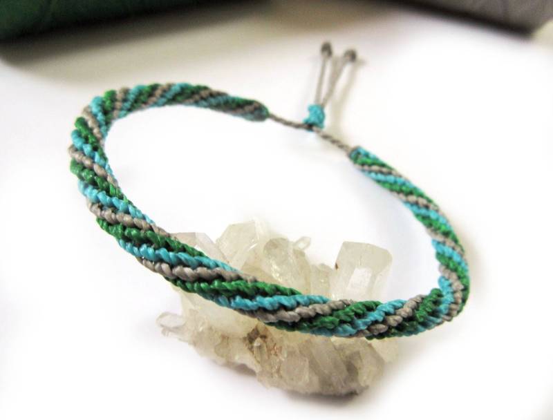 Grün Blau & Grau Freundschaft Armband/Bohemian/Armband Handgefertigt/Gewebt/Geflochten Mit Wachs Schnüre Und Makrameknoten. Verstellbare Grün Blau & Grau Freundschaft Armband/Bohemian/Armband Handgefertigt/Gewebt/Geflochten Mit Wachs Schnüre Und Makrameknoten. Verstellbare von PapachoCreations